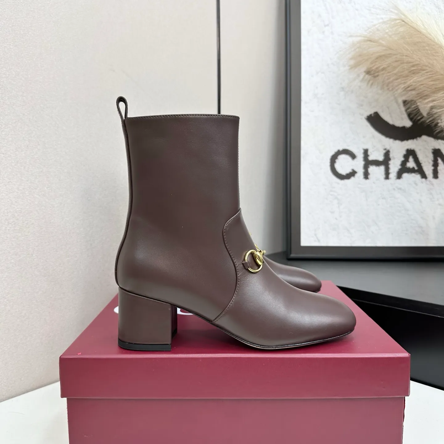 👟👟Ex-factory price 740👟👟 Gucci Gucci 2025G new autumn and winter classic horsebit thick heel short boots. The main series is finally available, and the products are worth looking forward to! Original classics create new designs ✨ Purchasing agent level! Full of high-end feel! A favorite among bloggers at home and abroad, it is retro and fashionable, easy to wear and looks great on your feet! Mainly recommended by the official website, new colors are constantly updated 🆕 ▪️Upper: original calfskin/cloth ▪️Inner lining: imported sheepskin ▪️Outsole: Italian leather outsole ▪️Heel height: 3.5cm ▪️Shoe size: 35-39 (40.41.42 can be customized)